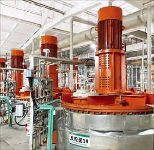 중국 후베이성 징먼시 거린메이 공장에 있는 삼원계 양극재용 전구체 제조 설비. 국내 배터리셀 업체도 이곳에서 전구체를 조달한다.  /거린메이 제공 