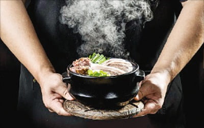 잡내 없이 깔끔한 부산식 전통 돼지국밥 '진리옥'