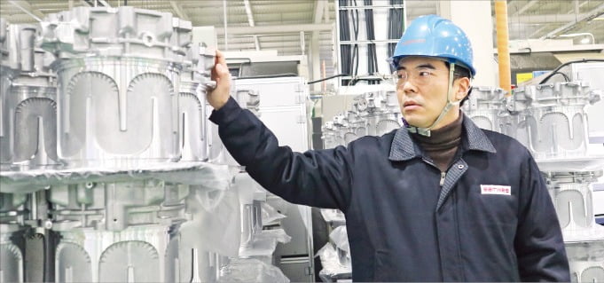 김치환 삼기·삼기EV 대표가 충남 서산공장에서 전기차용 모터하우징 부품을 살펴보고 있다.  /삼기 제공 