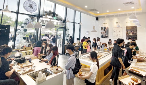 삼진식품이 지난해 9월 베트남 하노이 롯데몰에 개장한 어묵 베이커리. 