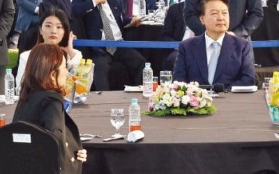 윤 대통령, 용산 마당서 'K푸드 만찬'…"中企 글로벌 진출 확실히 지원"