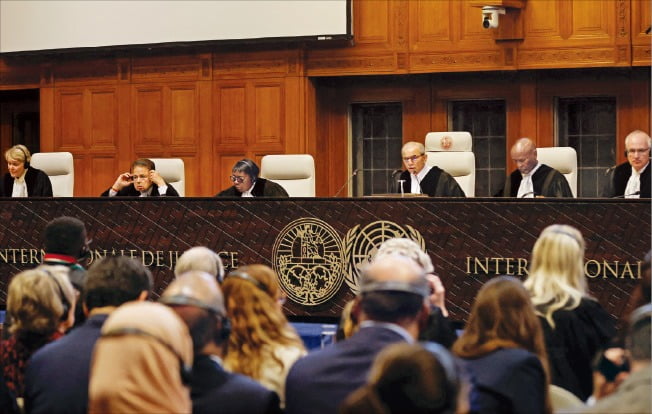 < 이스라엘에 세 번째 긴급 명령 > 24일 네덜란드 헤이그 국제사법재판소(ICJ)에서 나와프 살람 ICJ 소장(왼쪽 네 번째)이 이스라엘에 라파 공격을 중단하라는 명령을 내리고 있다.  /로이터연합뉴스 