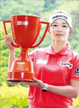 배소현이 26일 한국여자프로골프(KLPGA)투어 E1 채리티오픈 우승 트로피를 들고 포즈를 취하고 있다.  KLPGA제공  