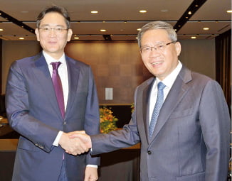 이재용 삼성전자 회장(왼쪽)이 26일 리창 중국 총리와 만나 악수하고 있다.  삼성전자 제공 