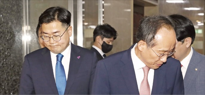 추경호 국민의힘 원내대표(오른쪽)와 박찬대 더불어민주당 원내대표가 27일 여야 원내대표 회동을 마친 뒤 이동하고 있다.  온라인카지노1 