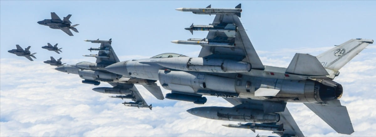 [포토] “北 보고 있나”…軍, F-35A 등 전투기 20여대로 훈련   