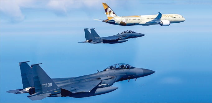 < UAE 대통령기 호위하는  F-15K > 28일 국빈 방한한 무함마드 빈 자이드 알나하얀 아랍에미리트(UAE) 대통령이 탑승한 비행기가 대한민국 방공식별구역(KADIZ)에 진입하자 공군 전투기 F-15K가 호위 비행하고 있다. 대통령실 제공 