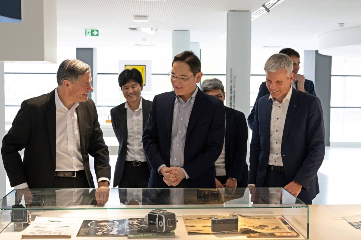 이재용 삼성전자 회장이 4월 26일(현지 시간) 독일 오버코헨 자이스(ZEISS) 본사를 방문해 제품을 살펴보고 있다. 사진=삼성전자 