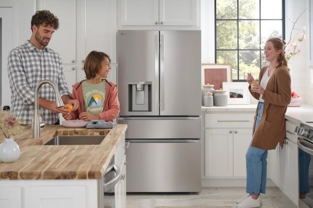미국 컨슈머리포트가 최근 발표한 '대가족을 위한 최고의 대용량 냉장고' 평가에서 LG전자 냉장고가 1∼4위를 모조리 차지했다.