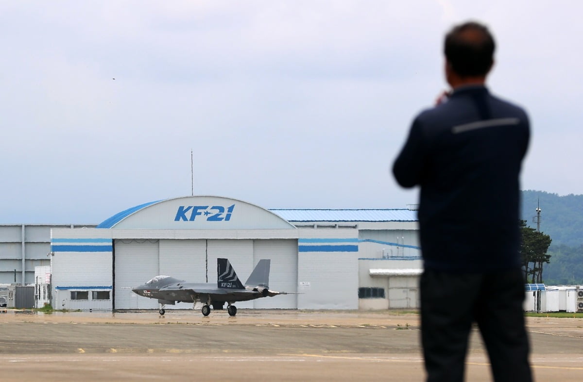 경남 사천시 한국항공우주산업 (KAI)에서 지상테스트 중인 차세대 한국형 전투기 KF21 1호기. 사진=한국경제신문