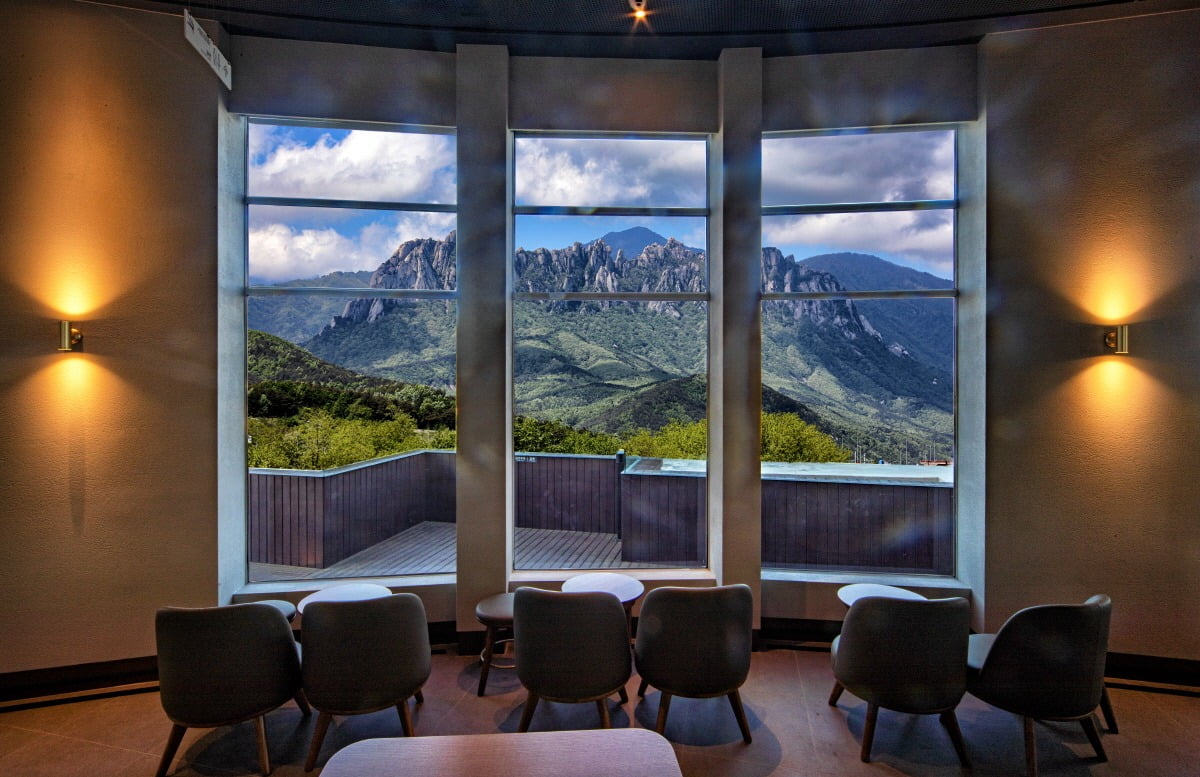 스타벅스 내부 사진. (사진=신세계)