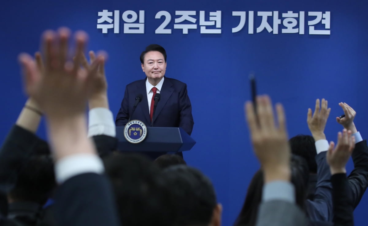 윤석열 대통령이 9일 서울 용산 대통령실 청사 브리핑실에서 열린 ‘윤석열정부 2년 국민보고 및 기자회견’에서 질문을 받고 있다./ 대통령실사진기자단 