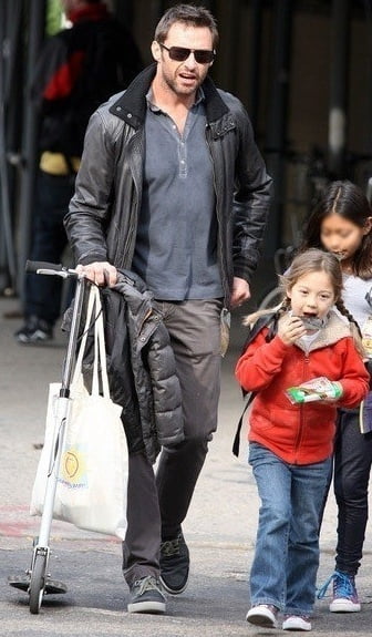 할리우드 영화배우 휴 잭맨의 딸 에바가 길을 걸으며 한국산 조미김을 먹는 모습.
