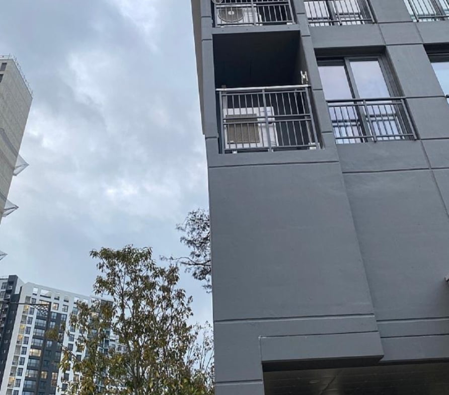 대규모 하자로 논란이 된 '힐스테이트 오룡' 아파트 외벽 모습. 사진=커뮤니티 게시물 갈무리