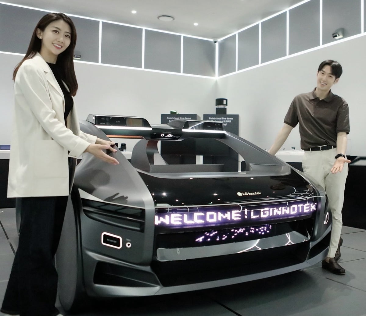 LG이노텍 직원들이 미래차 목업(Mock-up)에 장착된 차량 조명 모듈 ‘넥슬라이드’를 선보이고 있다. 사진=LG이노텍