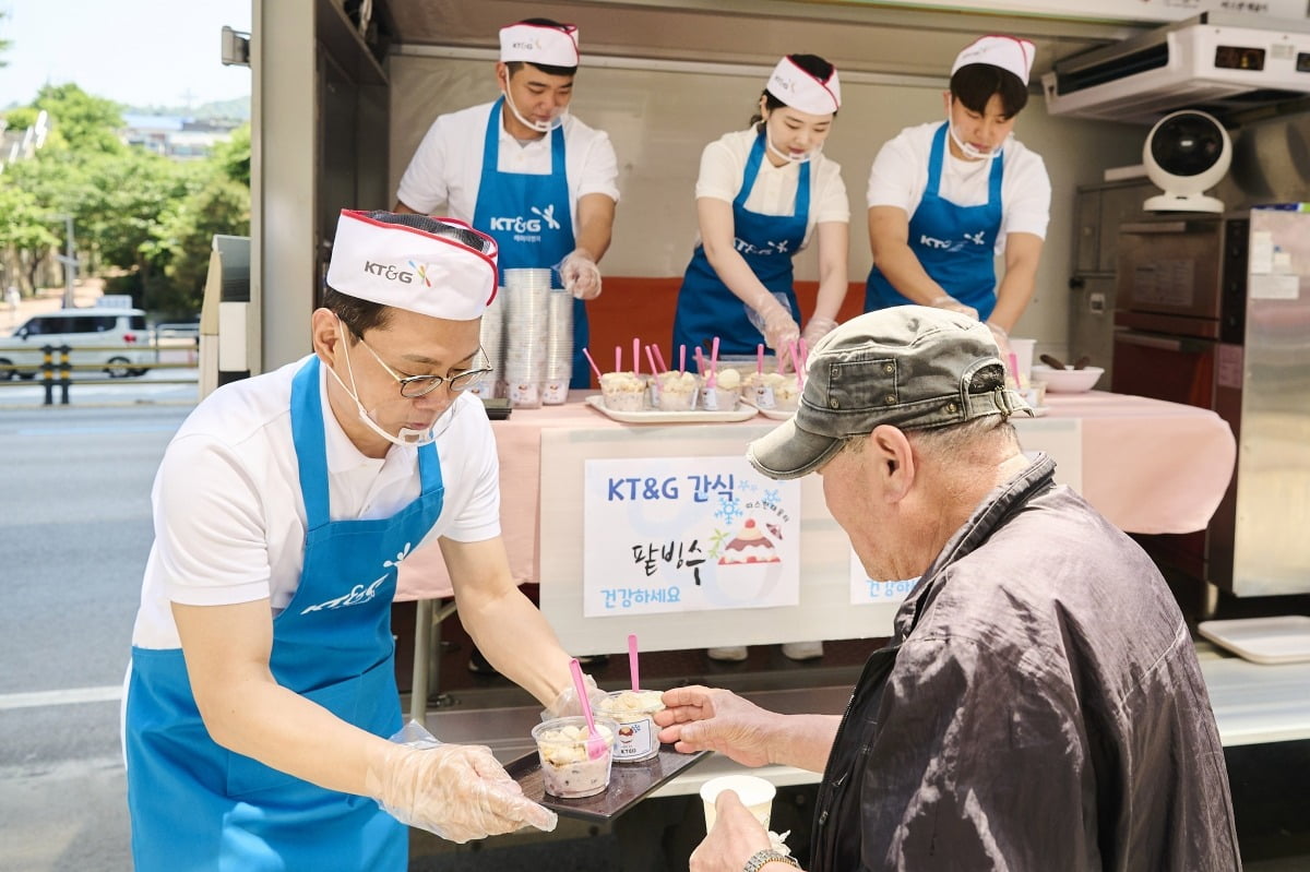 방경만 KT&G 사장이 간식으로 준비한 팥빙수를 전달하는 모습. 사진=KT&G