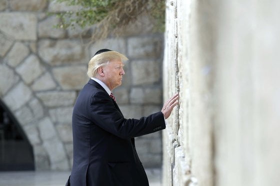 2017년 5월 유대인모자인 키파를 쓰고 예루살렘 통곡의 벽을 찾은 도널드 트럼프 미국 전 대통령. 