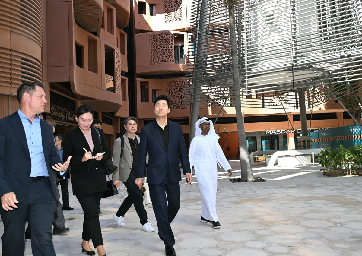 오세훈 서울시장이 5월 10일(현지 시간) 아랍에미리트(UAE) 아부다비의 마스다르 시티를 방문해 내부를 살펴보고 있다. 사진=서울시