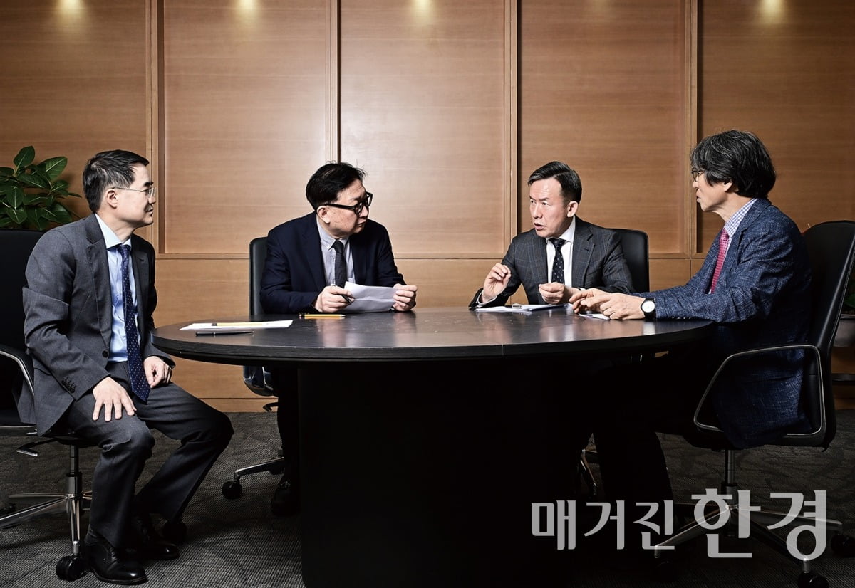 (왼쪽부터) 한상춘 논설위원, 김정식 명예교수, 최현만 전 회장, 정유신 교수. 이승재 기자