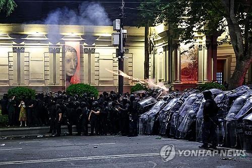 조지아 '언론 통제법안' 반대시위 가열…야당 당수도 폭행당해