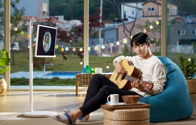 리모컨 부피 절반으로…'품절템' LG 스탠바이미 더 편리해진다