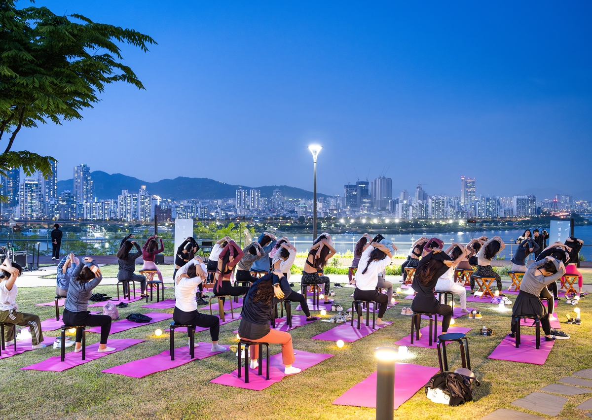 "밤이 내리는 한강 보며 요가를"…강남구 '별빛요가' 운영