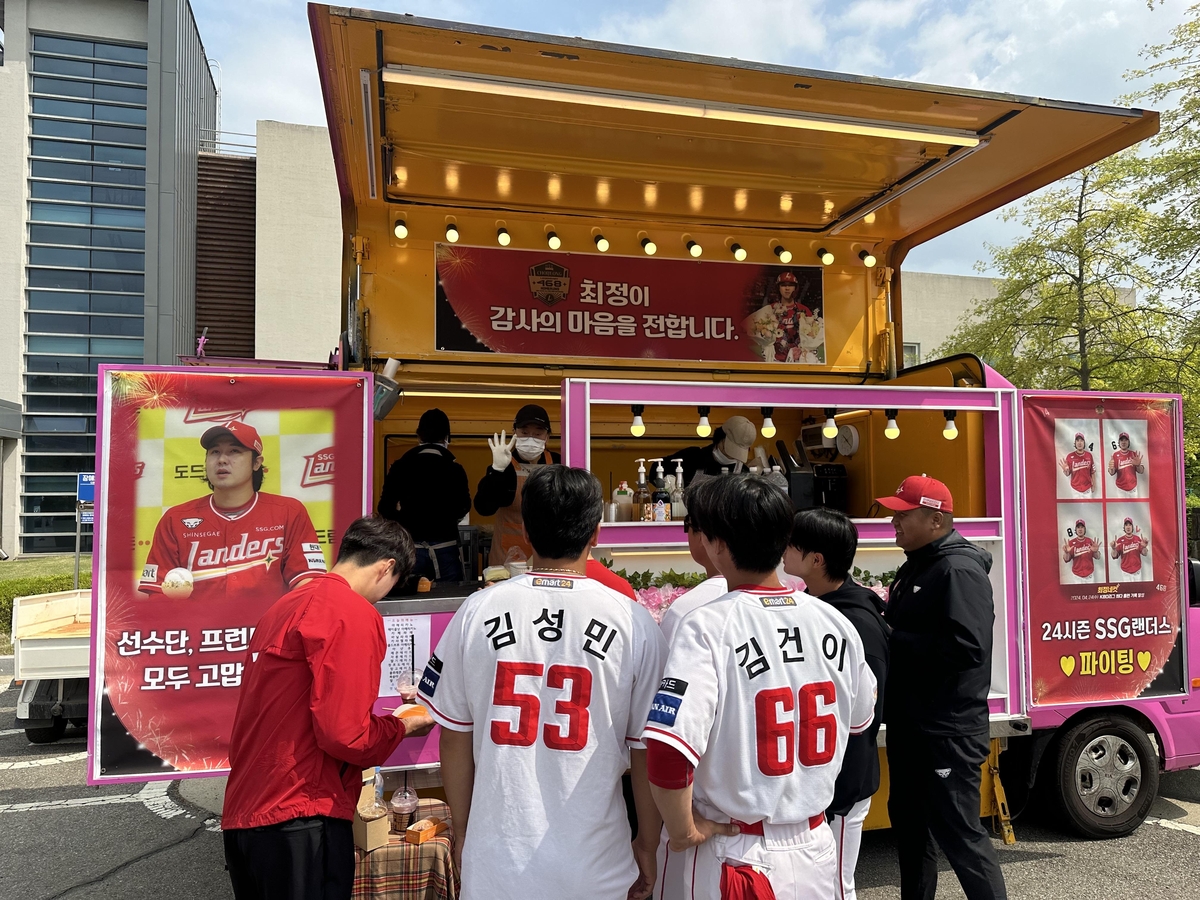 'KBO 통산 홈런 1위' 최정, SSG 퓨처스 선수단에도 음식 선물