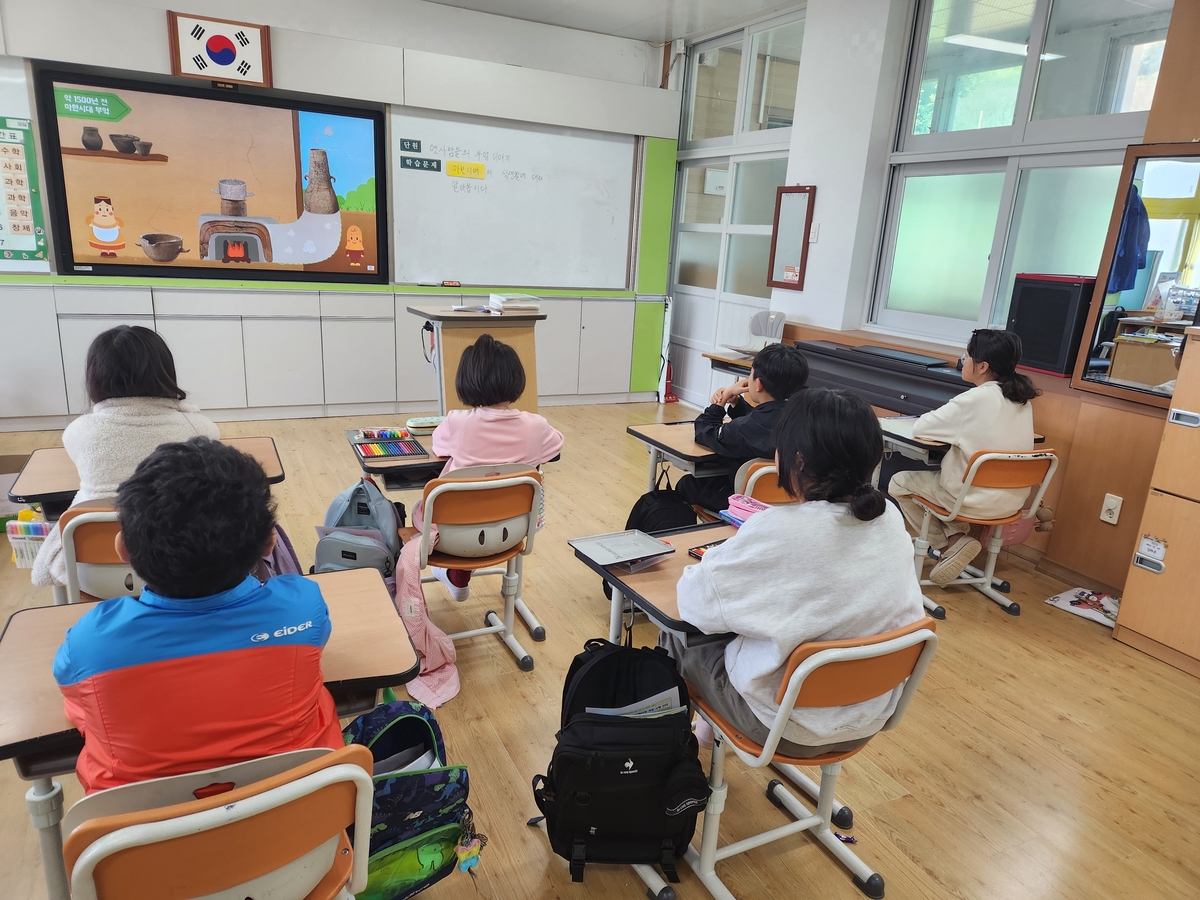 영상 보면서 금동관도 뚝딱…섬마을 학생들의 '역사 여행'