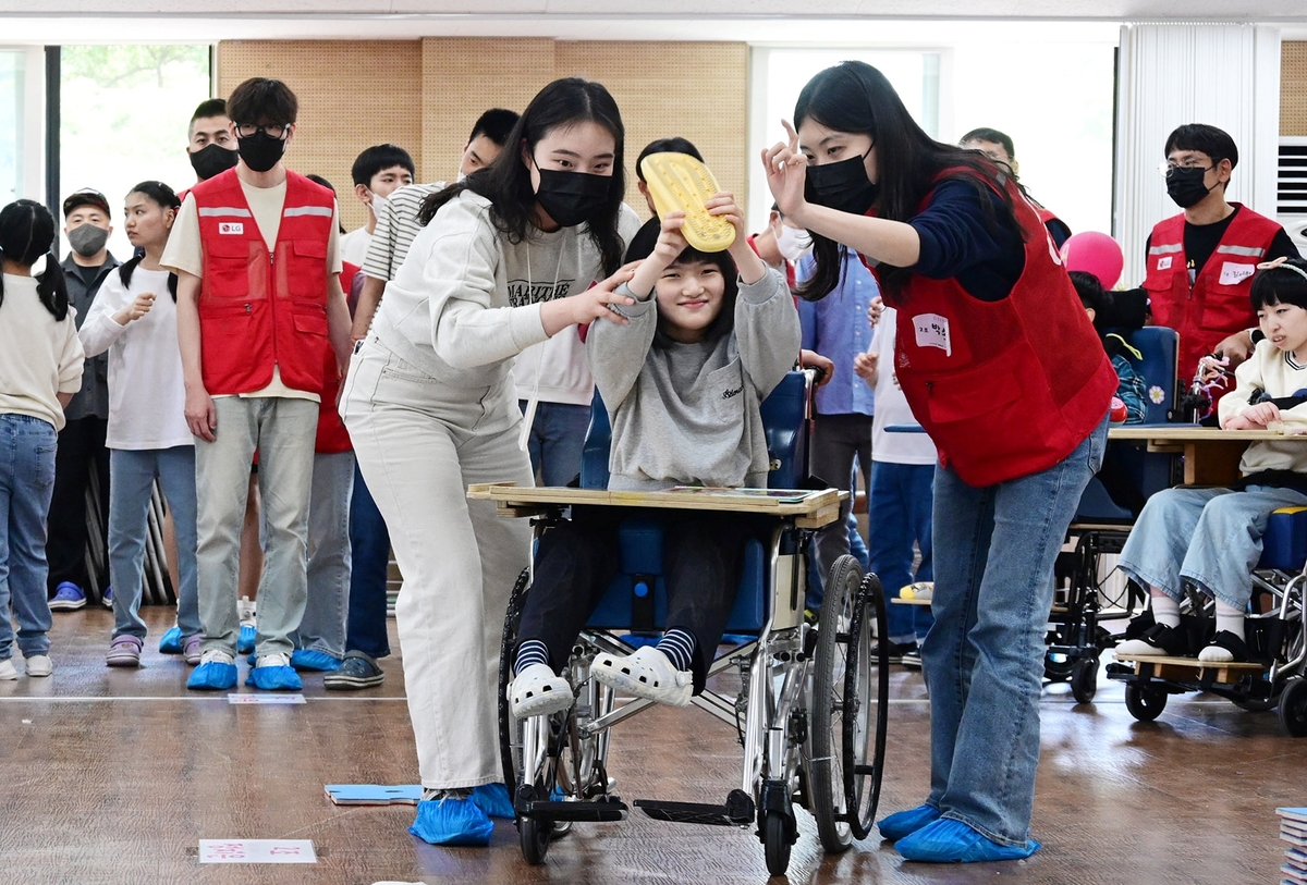 LG전자, 어린이날 맞아 장애아동과 '작은 운동회'