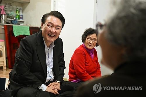 尹, 현직대통령 첫 어버이날 기념식 참석…"효도하는 정부"