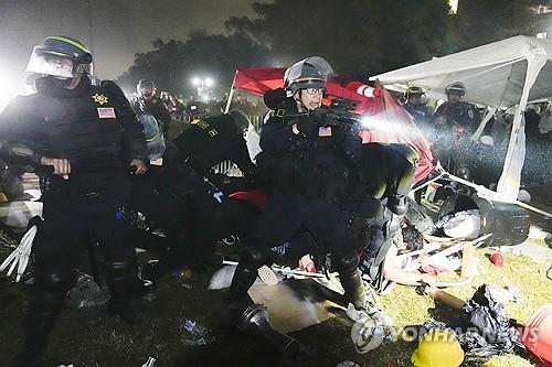 미국 대학시위 2천여명 체포…"경찰이 총 발사" 과잉대응 논란도