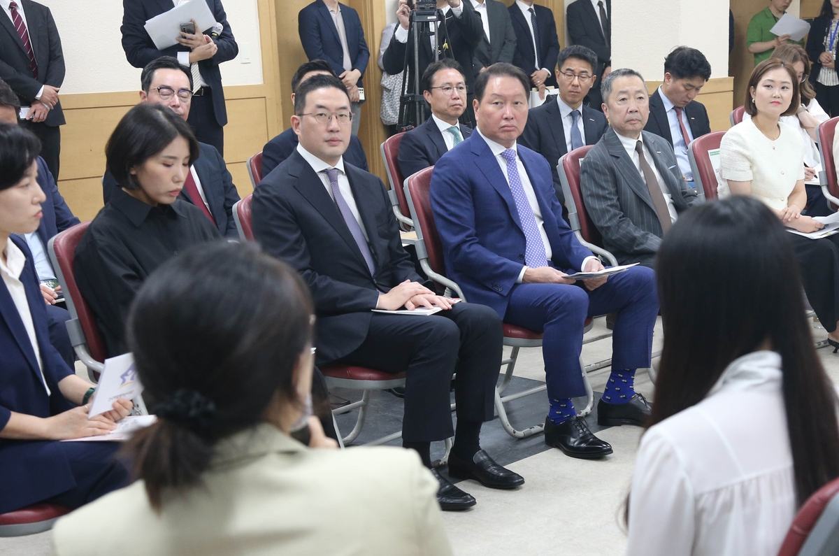 최태원 "가족간병에 관심을"…LG 구광모·두산 박정원 통큰 기부(종합)