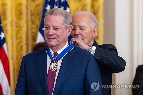 바이든, 고어에 훈장주며 "논쟁적 대선결과 수용"…트럼프 저격(종합)