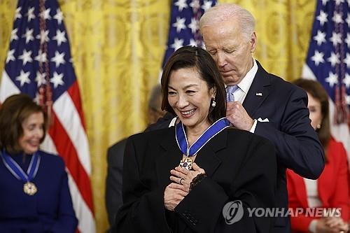 바이든, 고어에 훈장주며 "논쟁적 대선결과 수용"…트럼프 저격(종합)