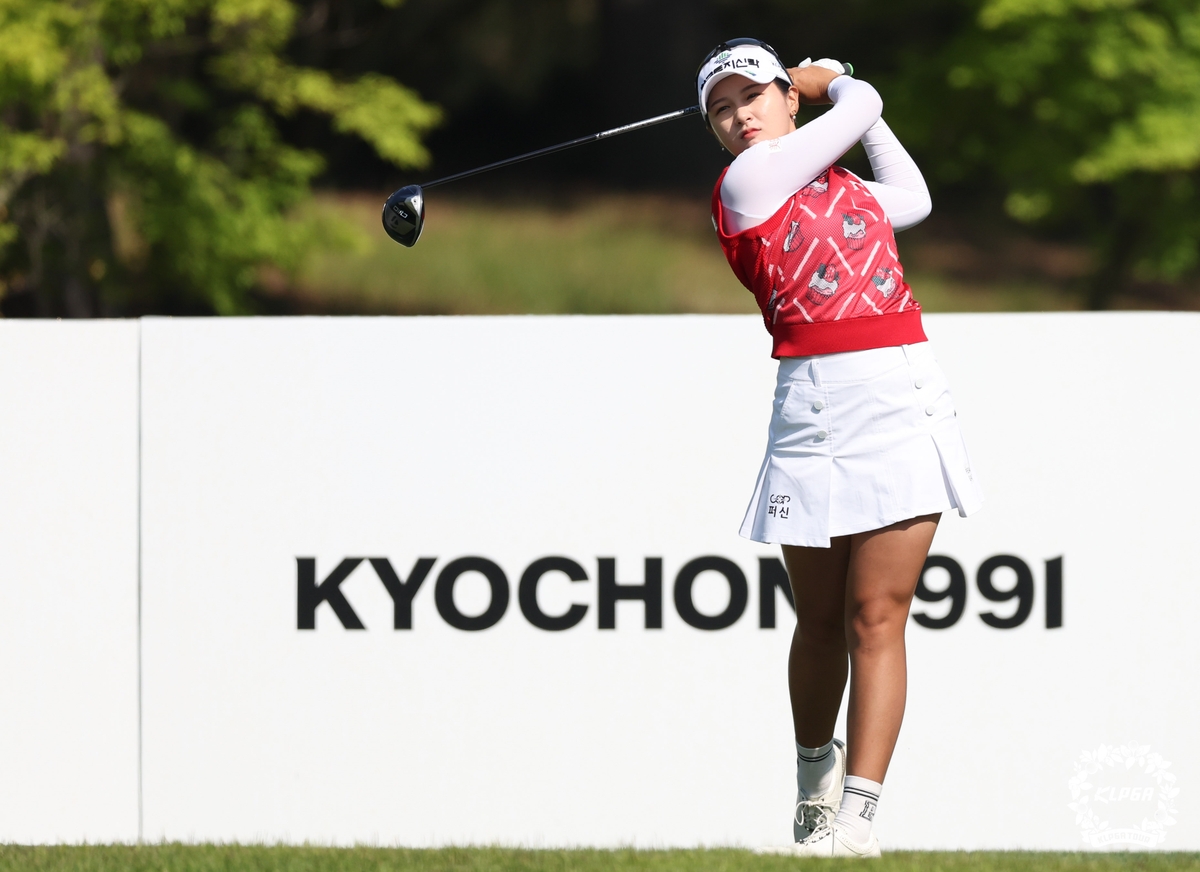 이제영, 교촌 오픈 2R서 3타차 선두…KLPGA 첫 우승 보인다