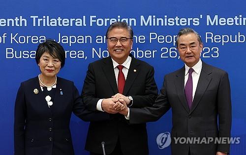 기시다 "한중일 정상회의 개최 한국 대처 지지…일정 안정해져"