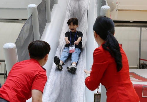 티웨이항공, 가정의달 맞아 임직원 가족 초청…항공 훈련 체험