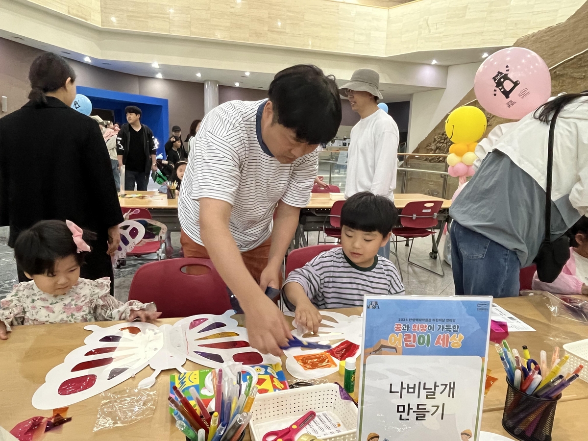 "비 와도 신나요" 어린이날 실내 행사장 '북적'(종합)