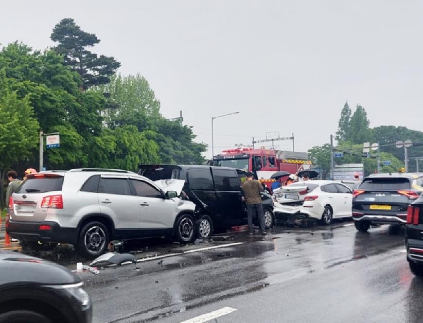 안산 도심 사거리서 7중 추돌…10명 부상