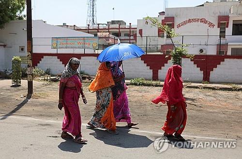 정치인·앵커, 더위에 졸도…印 총선, '40도 넘는 폭염'에 비상