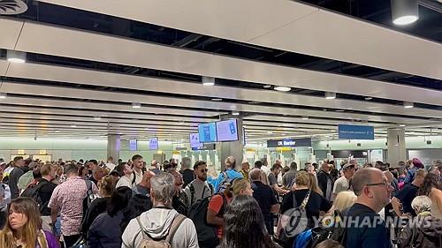 영국 공항 자동입국심사 마비…입국 지연 '혼란'