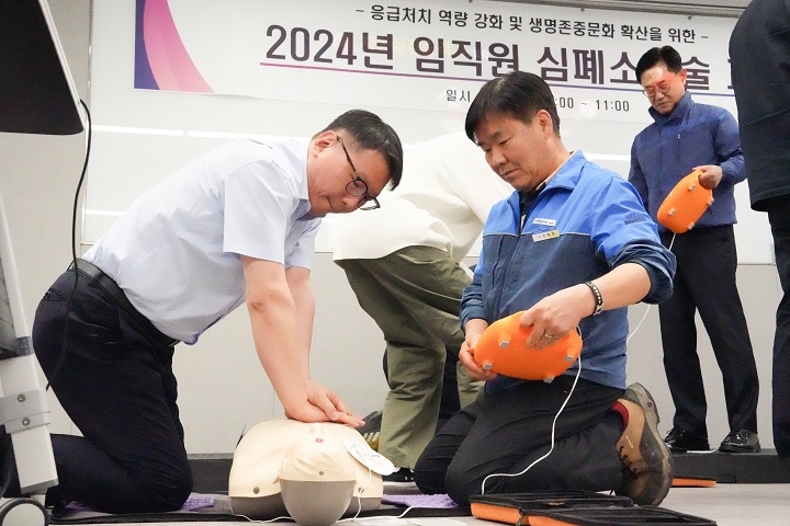 SRT 열차·역사서 쓰러진 승객 '심폐소생술' 구조 잇따라