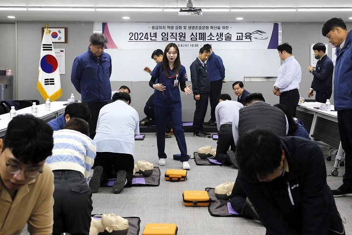 SRT 열차·역사서 쓰러진 승객 '심폐소생술' 구조 잇따라