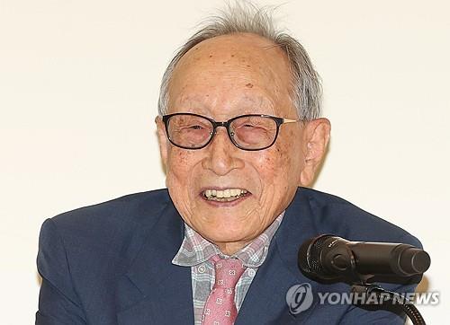 김형석 교수 104세 장수 비법…"공부·일 계속하고 감정은 젊게"