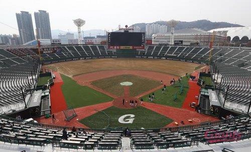 롯데, 이러다 울산 가야 할 판…사직구장 대체지 '안갯속'