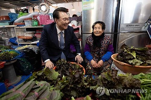 민생 행보 재개한 尹 "장바구니 물가 잡는데 역량 총동원"