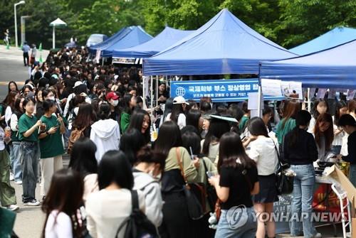 인기 가수 콘서트장 된 대학 축제…치솟은 몸값에 '몸살'