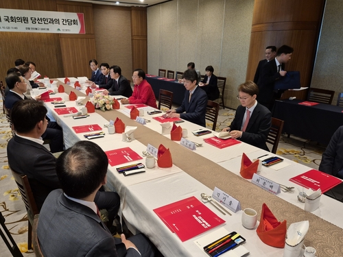 홍준표, 지역 총선 당선인 만나 "신공항 SPC 구성 5월 완료"(종합)