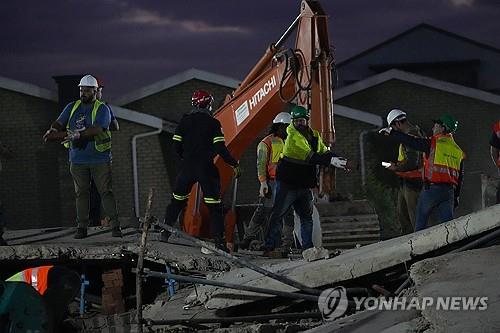 남아공 붕괴 건물서 닷새째 구조…사망 9명, 44명 매몰