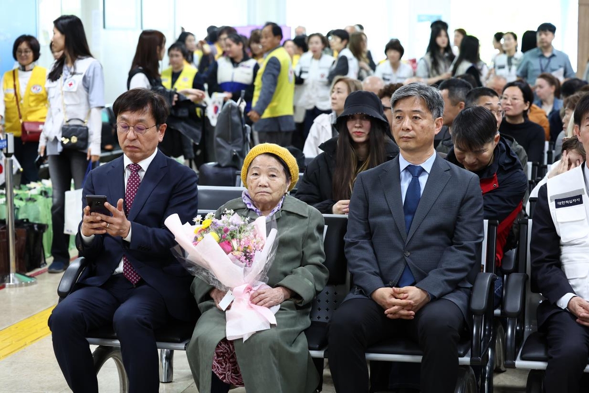 "고국 품 따듯하고 환대에 감격"…사할린 동포 60명, 영주귀국